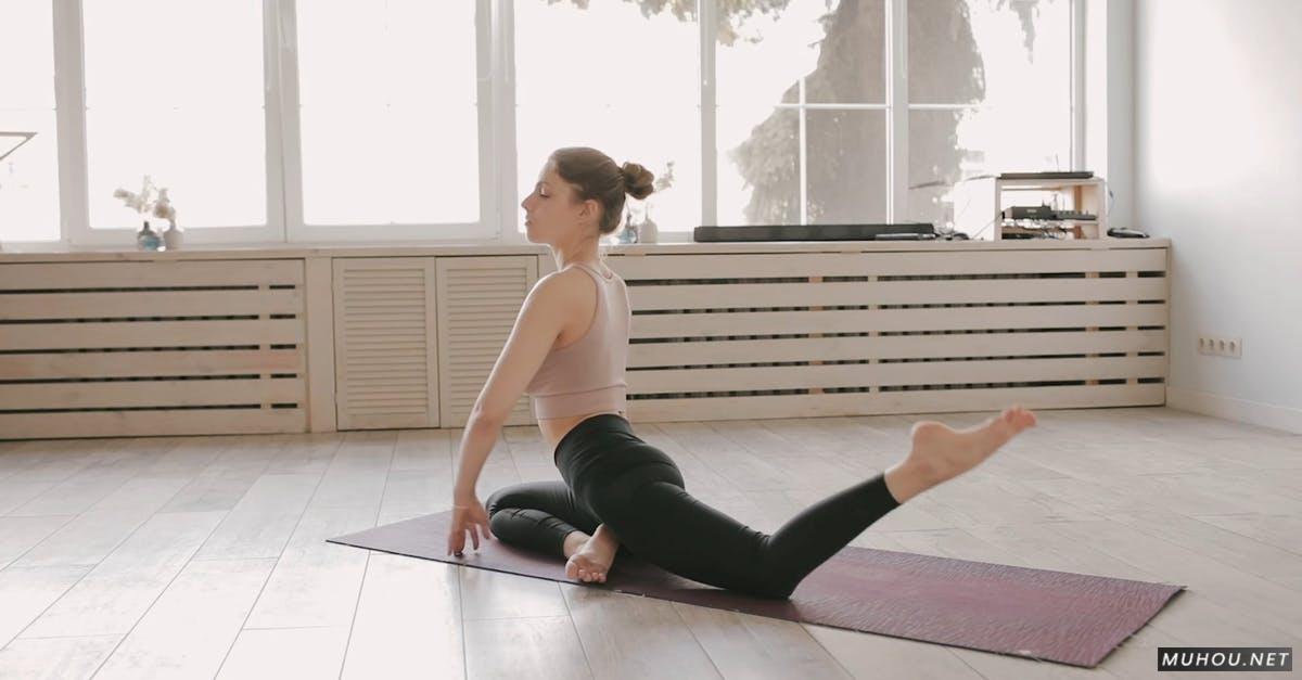 女人在瑜伽垫上做运动高清CC0视频素材插图