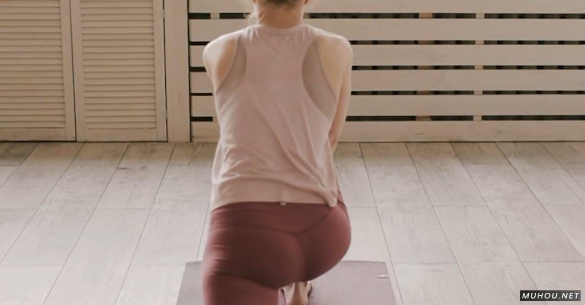 女人瑜伽运动压腿动作手机竖屏高清CC0视频素材插图