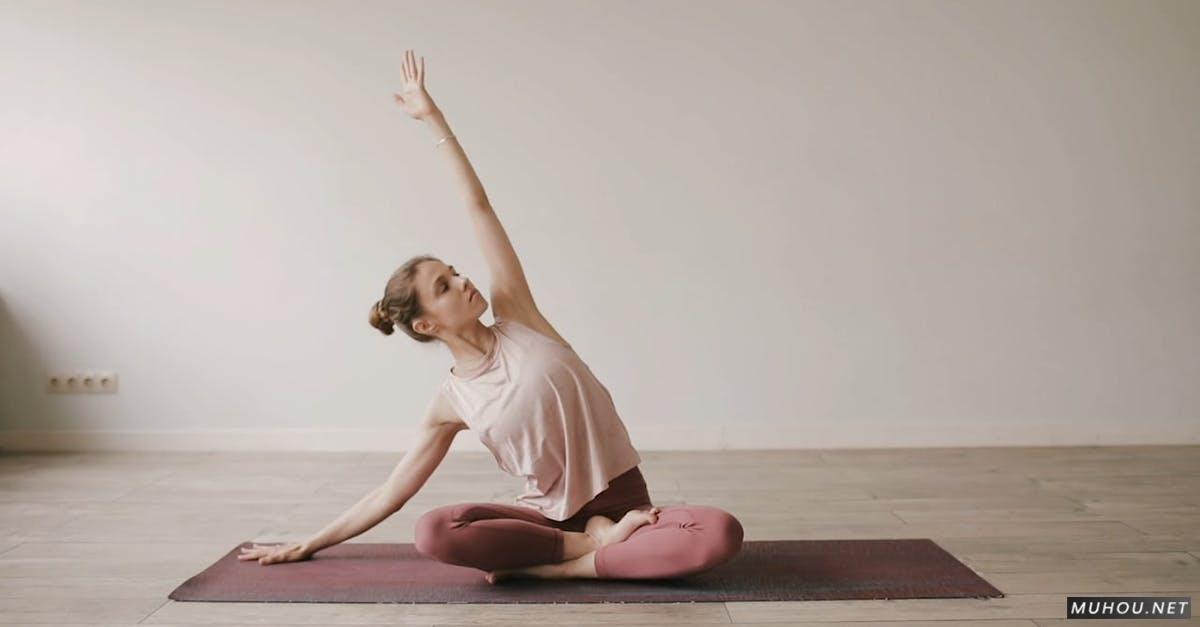 外国女人瑜伽运动手臂拉伸高清CC0视频素材插图