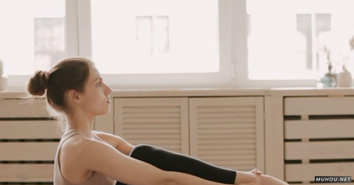 漂亮外国女人冥想瑜伽运动腿部拉伸高清CC0视频素材