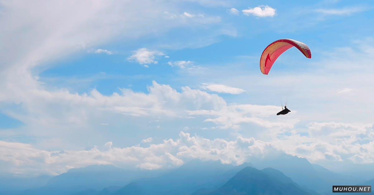滑翔伞在蔚蓝的天空下运动航拍4kCC0视频素材