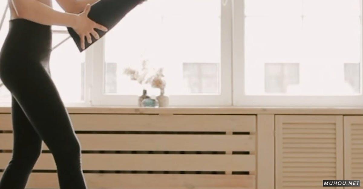 女人摆放瑜伽垫准备运动手机竖屏高清CC0视频素材