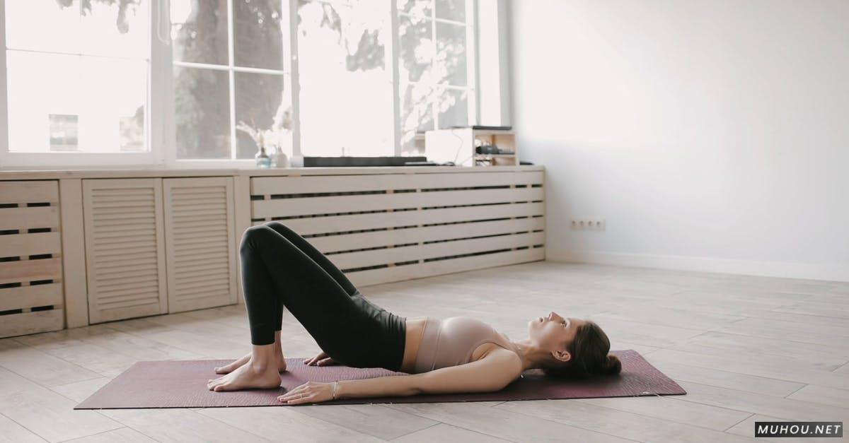 女人平躺在瑜伽垫上锻炼高清CC0视频素材