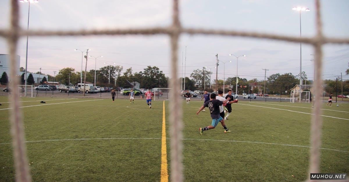 一群男人在踢足球球网镜头4kCC0免版权视频素材插图