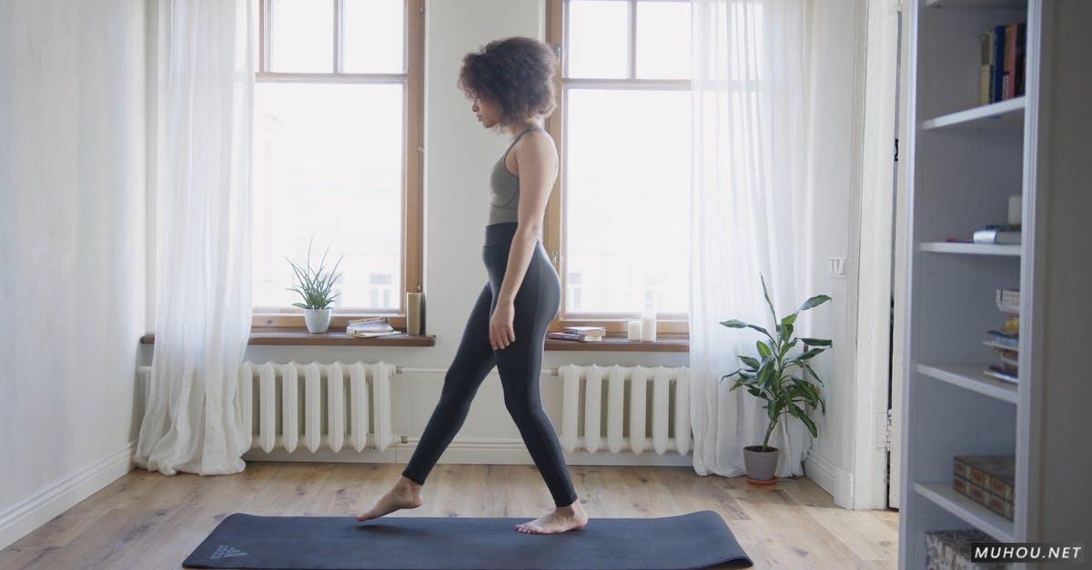 瑜伽垫上的女人拉伸4k高清CC0视频素材插图