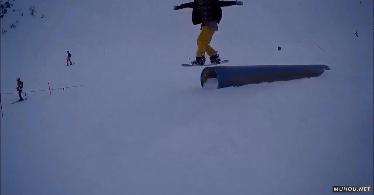 山顶人滑雪跳跃动作CC0视频素材插图