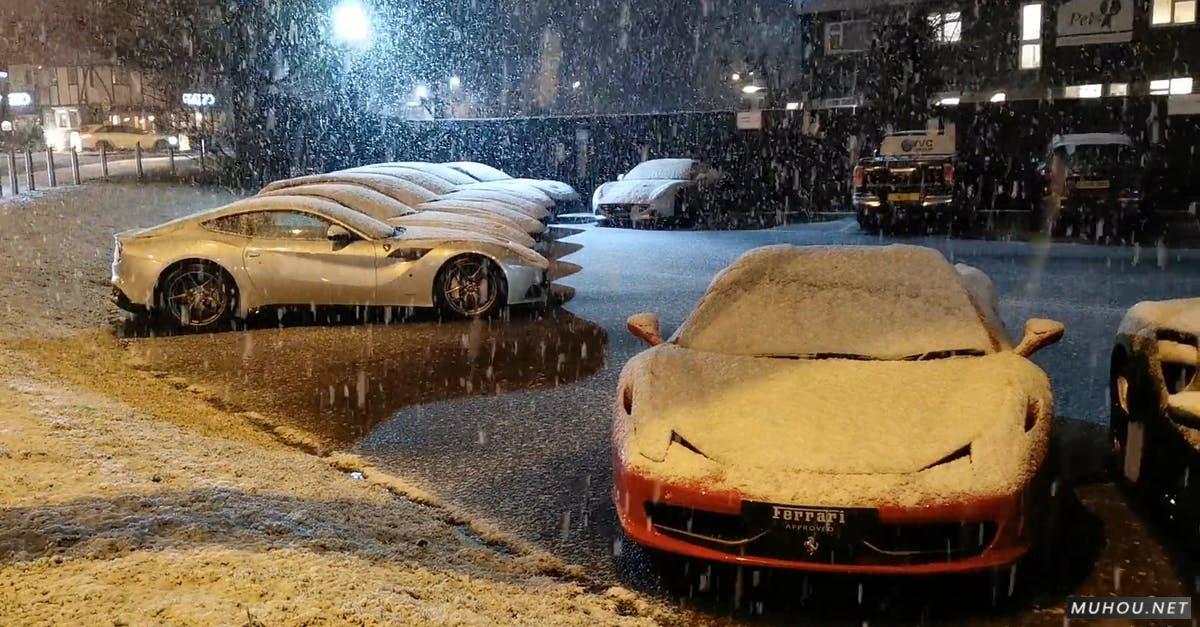 下雪时停放的法拉利跑车CC0视频素材
