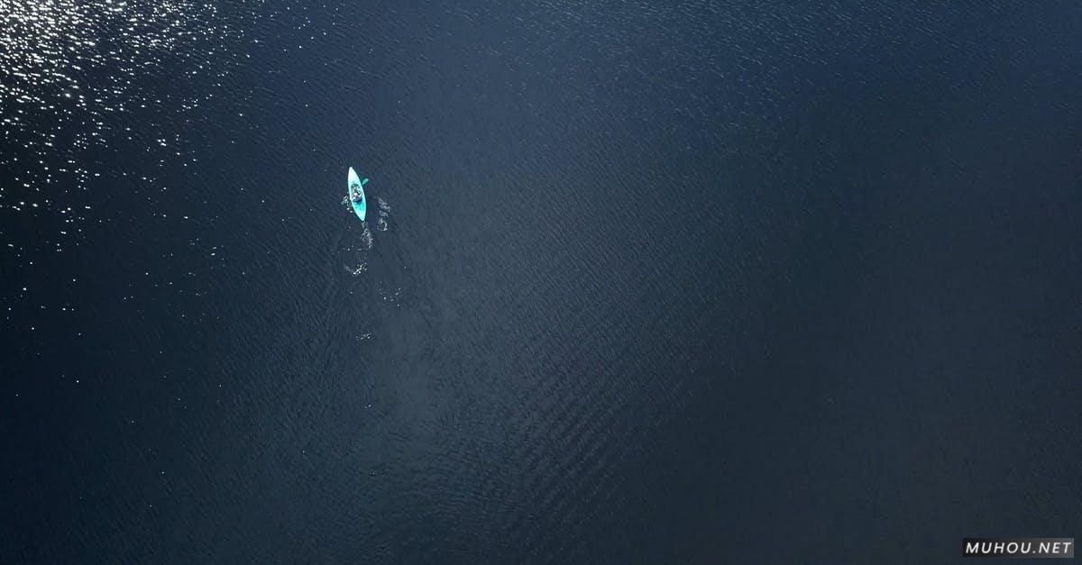 在一大片海水里划皮划艇4k CC0视频素材插图