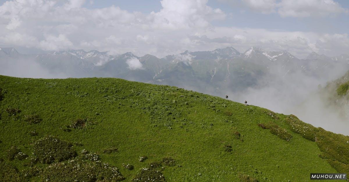 一对情侣航拍爬山4k高清CC0视频素材插图