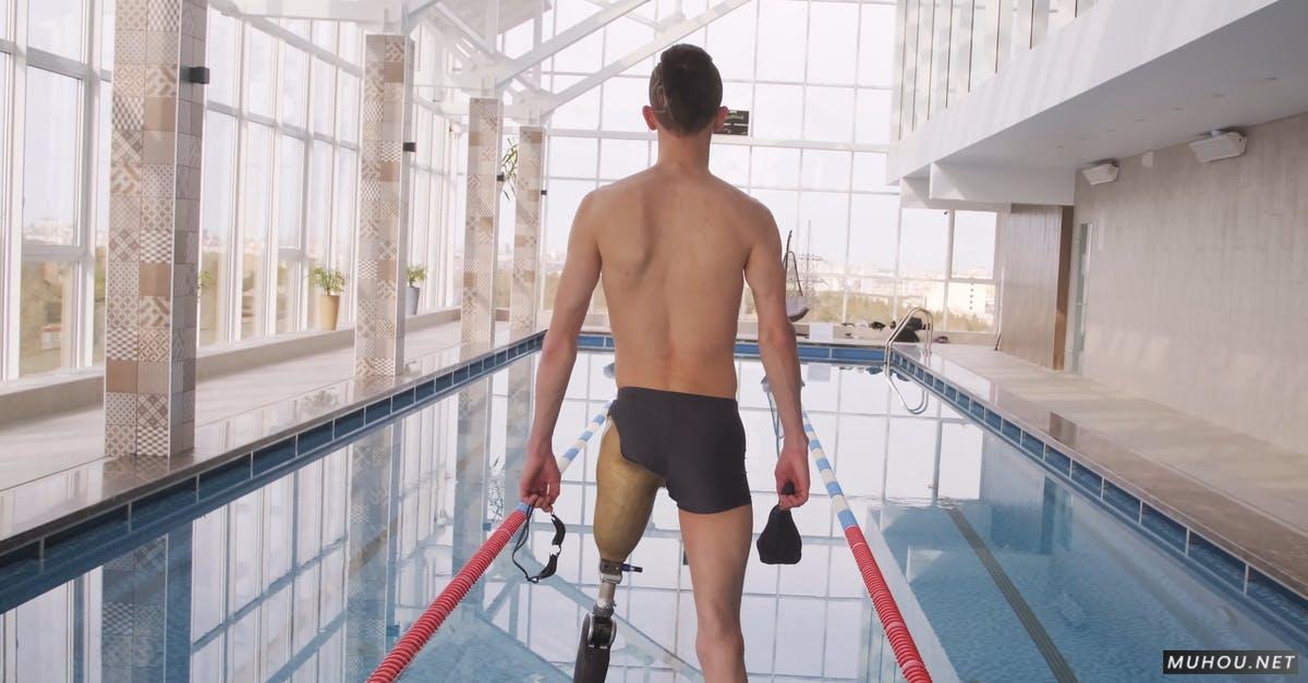 一条腿假体游泳馆残疾人游泳4k高清CC0视频素材