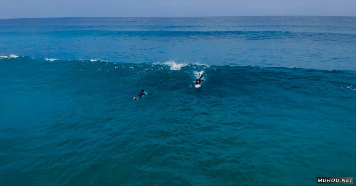 冲浪者乘着海浪海上极限运动4k CC0视频素材