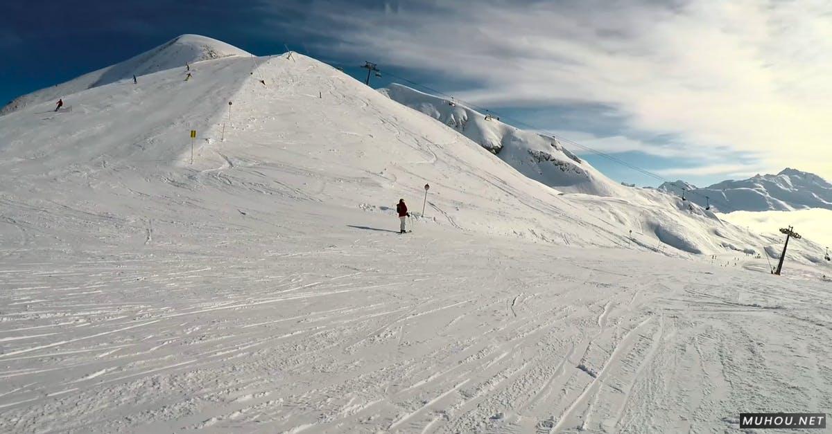 人们在度假村滑雪的CC0视频素材插图