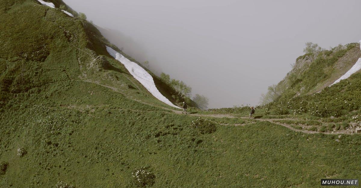 登山远足者在山峰云下远足的4k50fps空拍高清CC0视频素材插图