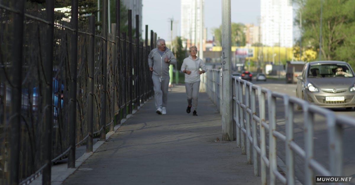 一对老夫妻在人行道上慢跑跑步运动CC0视频素材插图