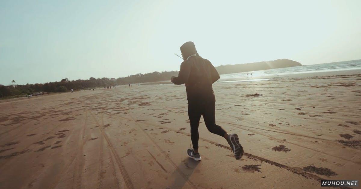 印度一个人在海滩跑步运动的高清CC0视频素材插图