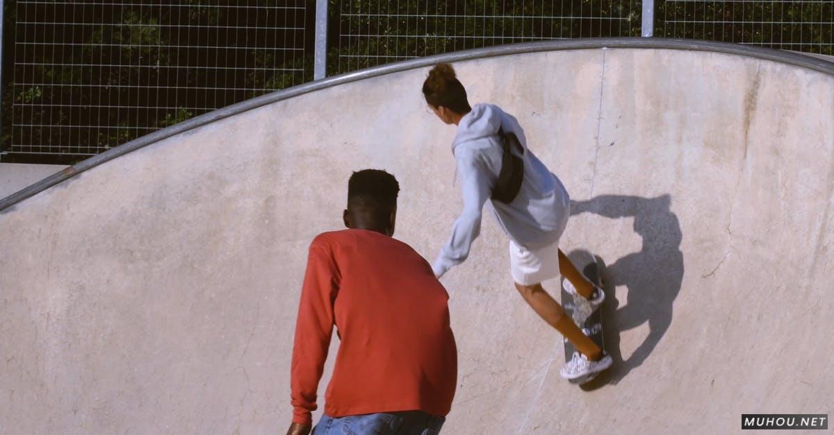 两个滑板手使用滑板公园坡等线CC0视频素材插图