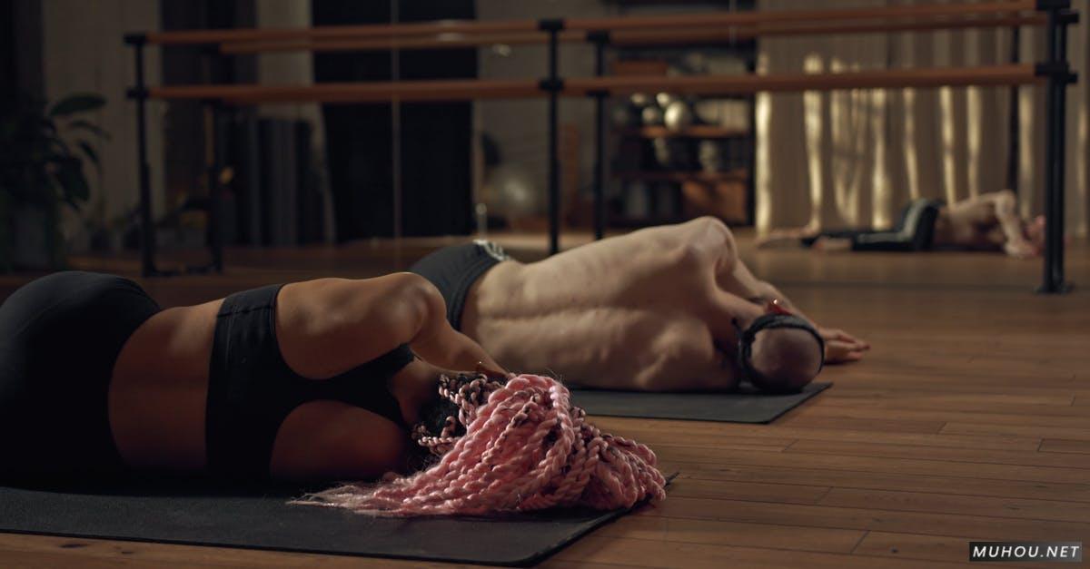 瑜伽练习躺在地上的两个人高清CC0视频素材