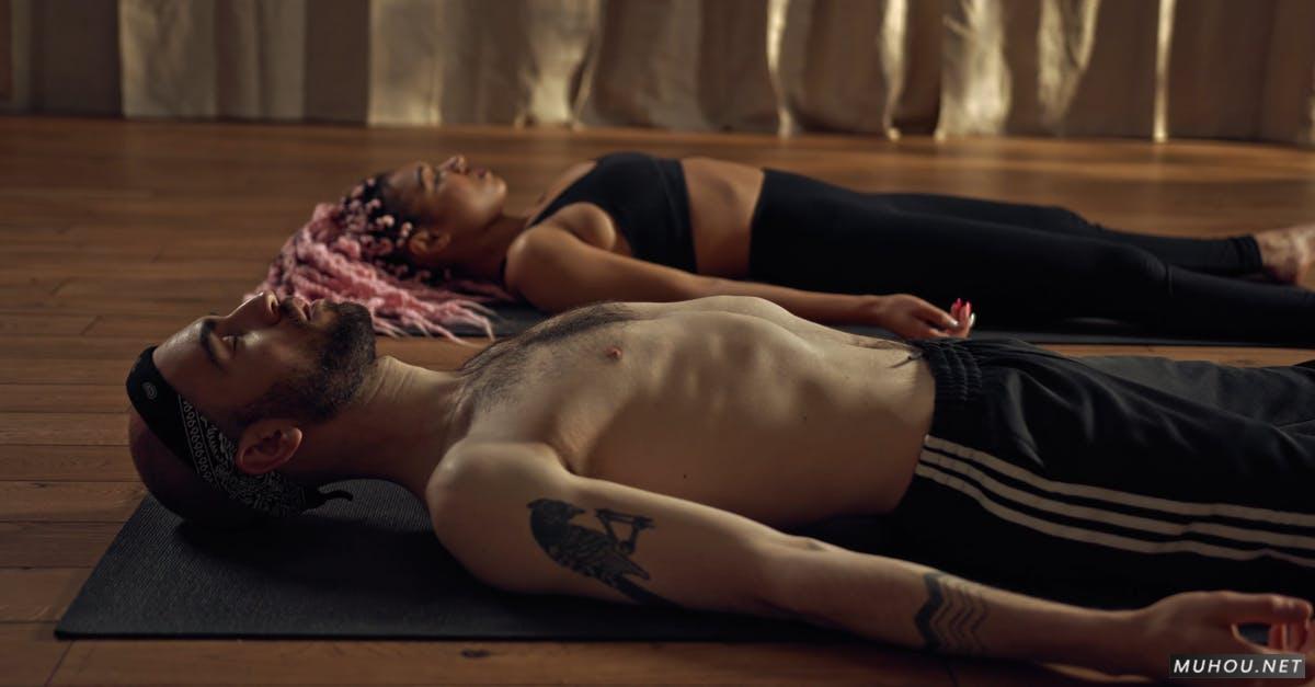 savasana躺在瑜伽垫上冥想的两个人4k高清CC0视频素材