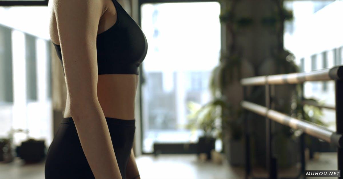 女人在舞蹈教室压腿训练身体4k高清CC0视频素材插图