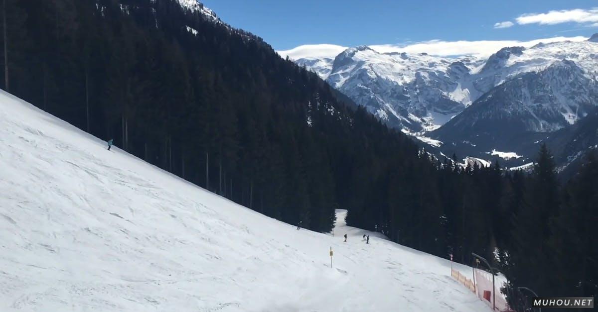 空中拍摄的滑雪胜地大疆航拍CC0视频素材插图