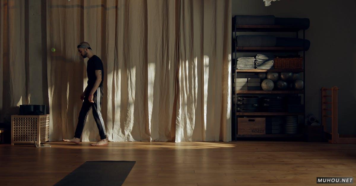男人室内瑜伽课练习4k高清CC0视频素材插图