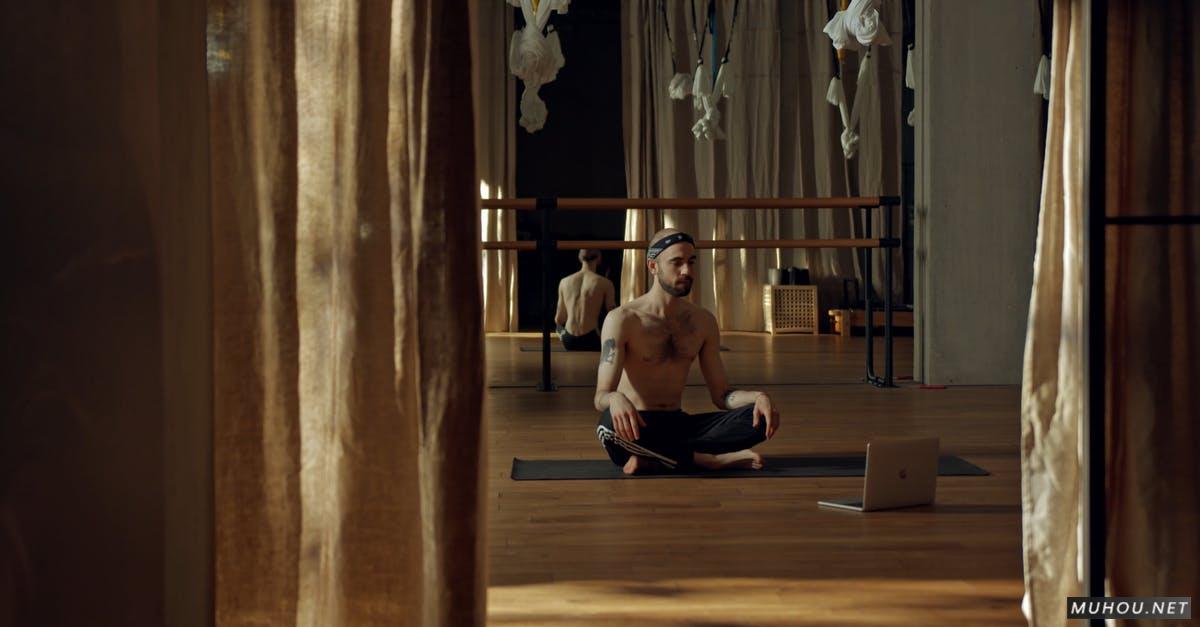 男人在瑜伽教室冥想4k高清CC0视频素材插图