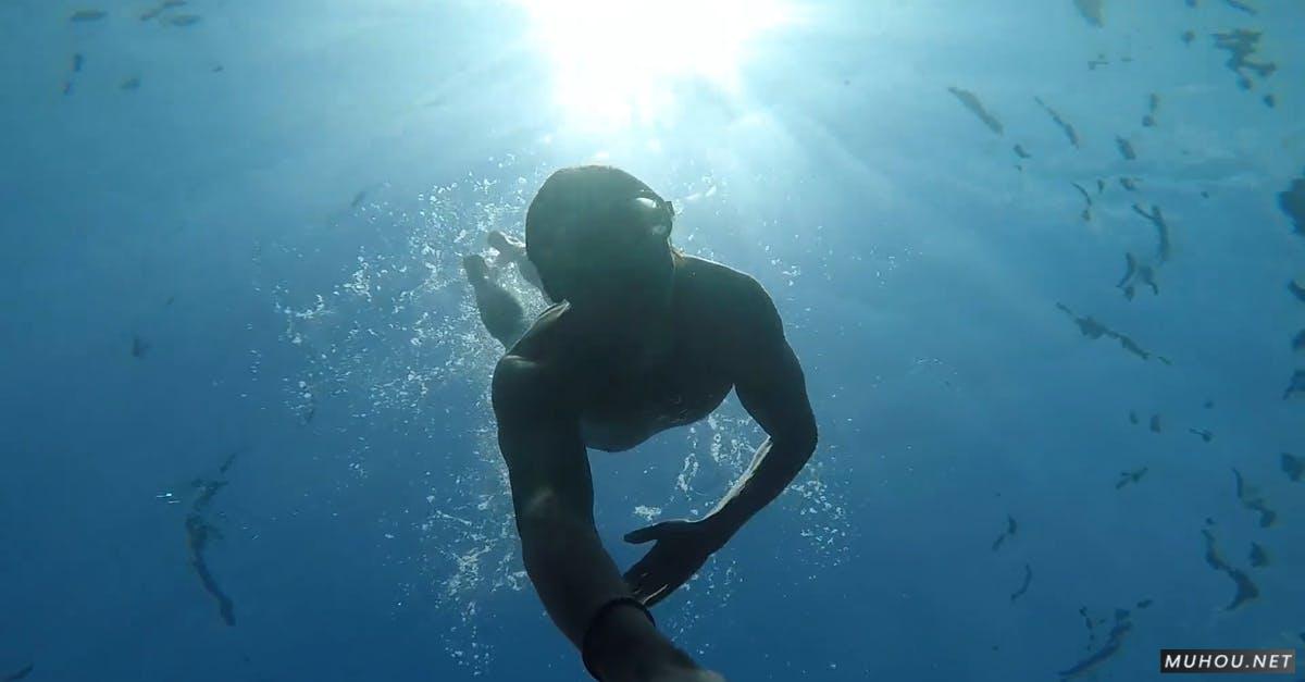 男人在水下潜水运动高清CC0视频素材