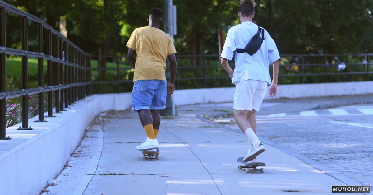 两名年轻男子在人行道上滑板 4k CC0视频素材插图