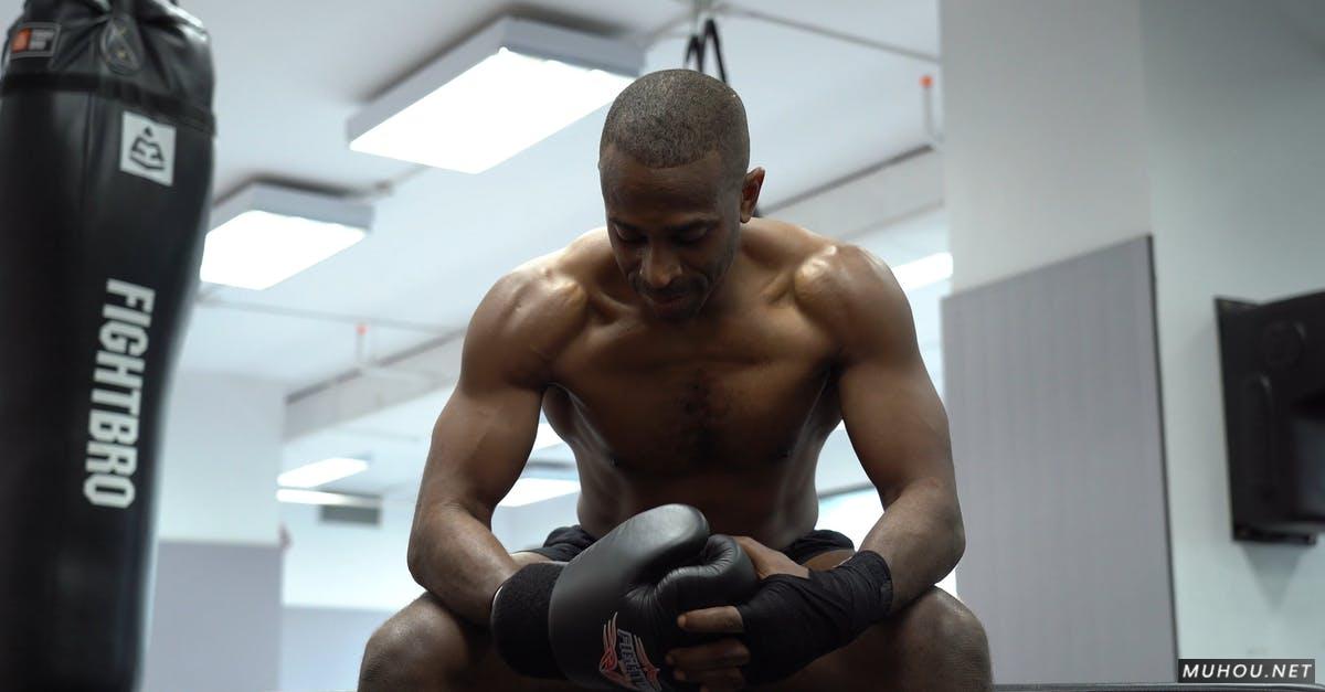 戴着拳击手套的男人休息4k高清CC0视频素材插图