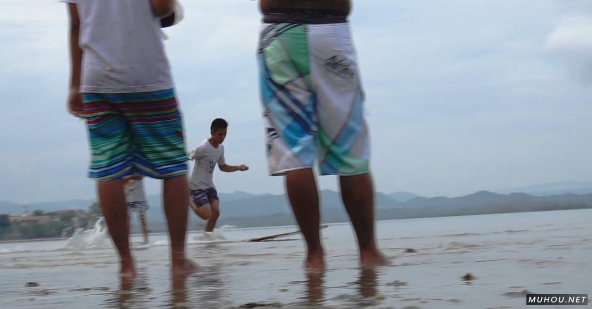 冲浪者跳上海滩坡道运动CC0视频素材插图