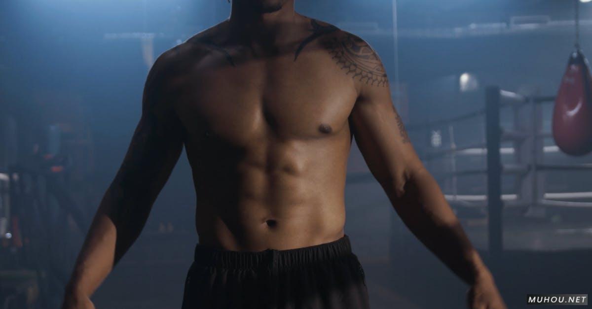 ABS男人纹身肌肉健身拳击4k高清CC0视频素材