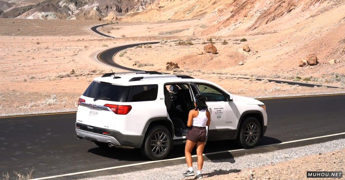 SUV沙漠女人越野车高清CC0视频素材