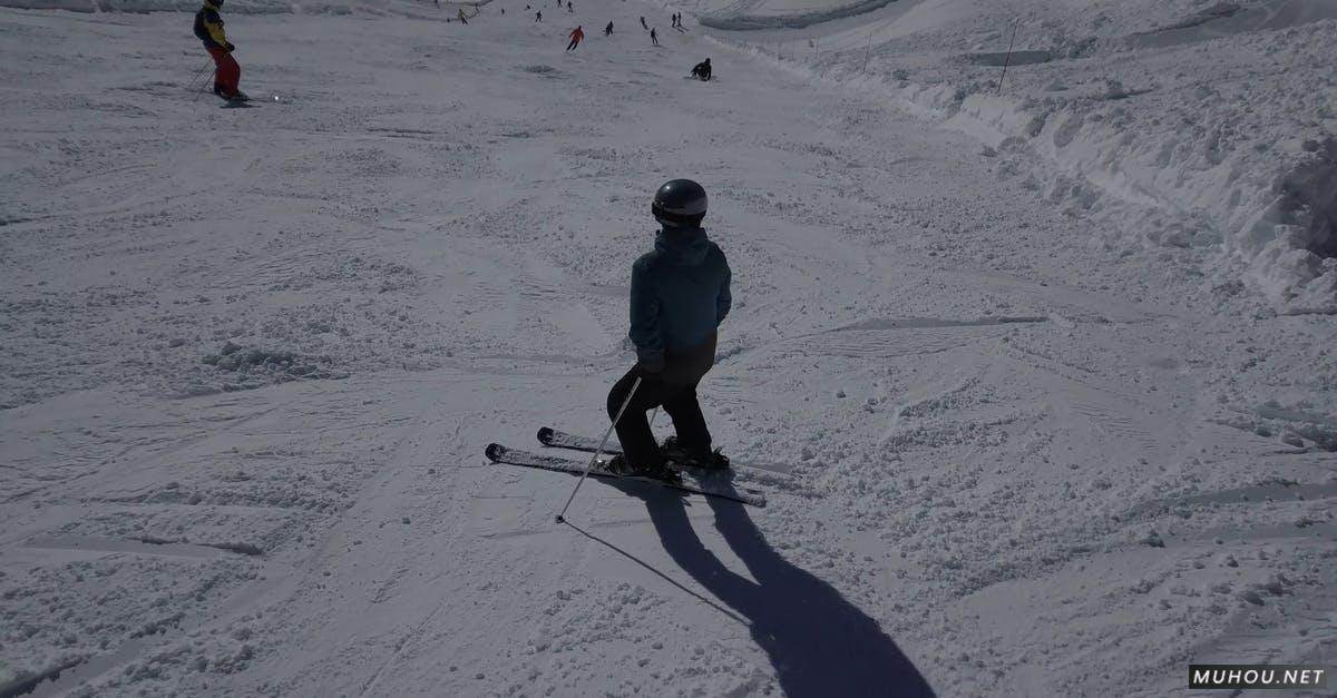 滑雪胜地下坡路跟拍4k高清CC0视频素材插图