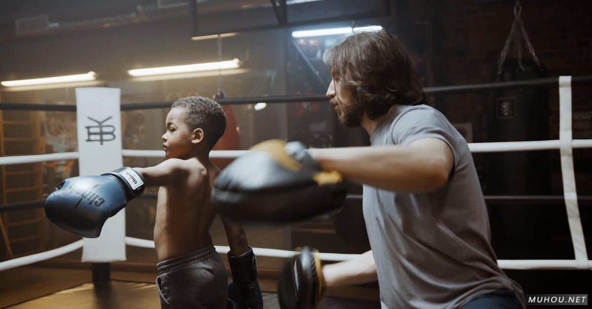 男拳击手与儿童在健身训练的4K高清CC0视频素材插图