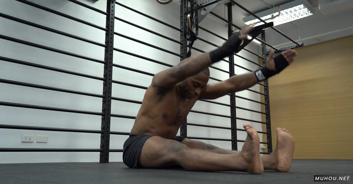 男人在健身房伸展运动拉伸4k高清CC0视频素材插图