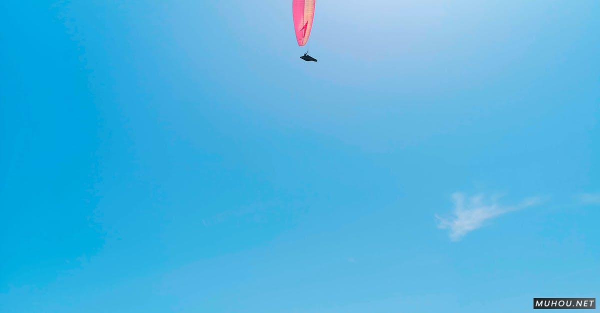 滑翔伞在蔚蓝的天空4k实拍CC0视频素材