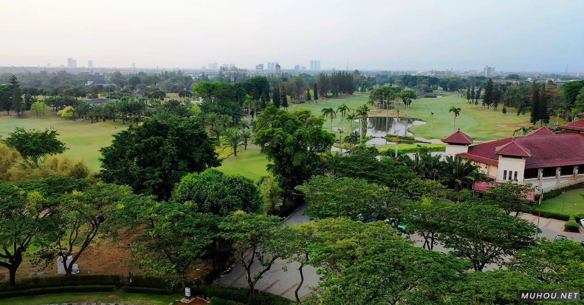 4k航拍高尔夫球场的无人机画面CC0视频素材插图