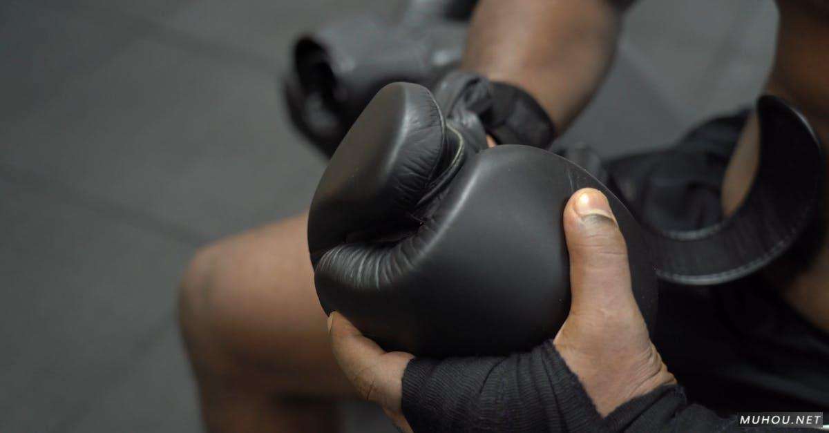 运动员在健身房戴着拳击手套特写的4K高清CC0视频素材插图