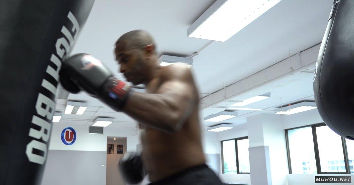 拳击场的黑人男子侧视图4k 高清CC0视频素材