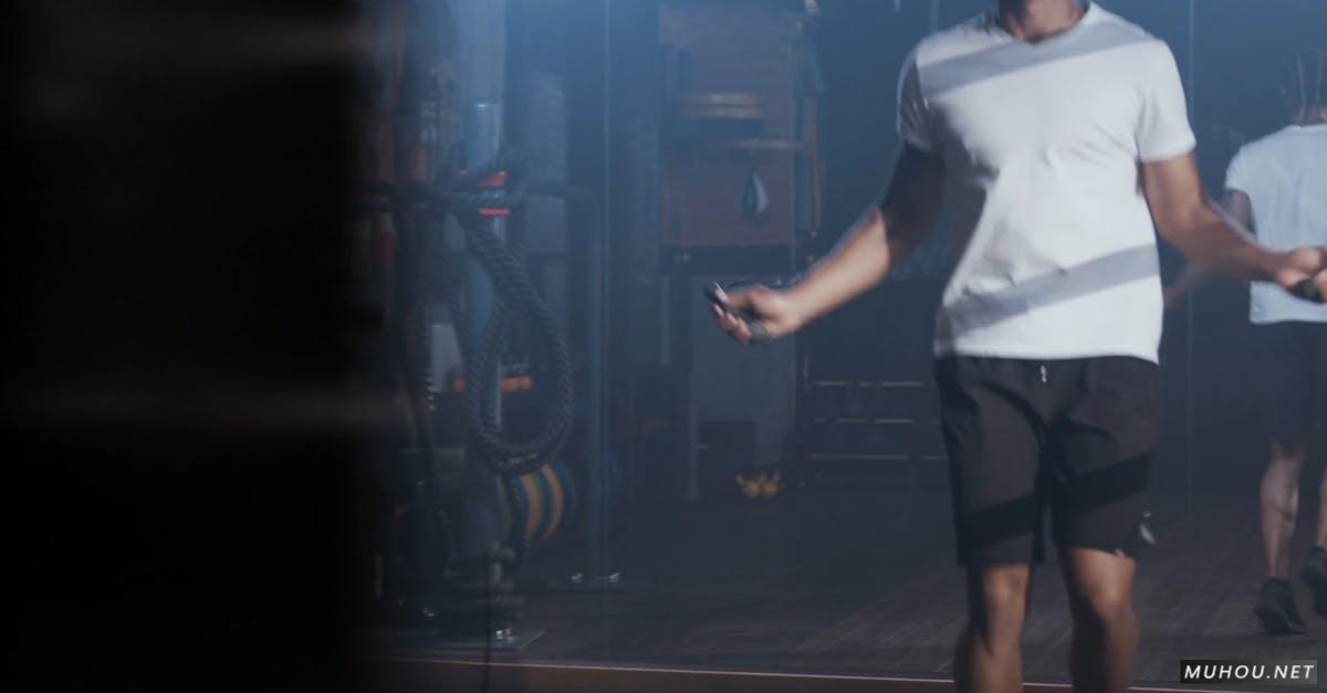 健身房男人跳绳运动4k竖屏高清CC0视频素材