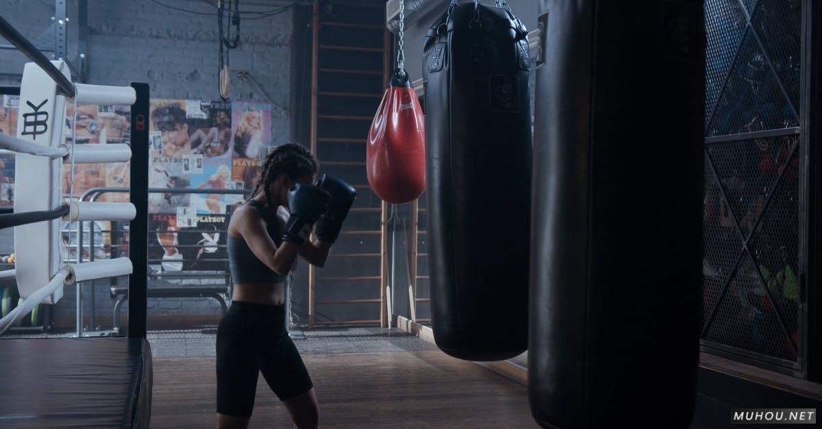 exercice拳击场的女人击打沙袋4k高清CC0视频素材插图