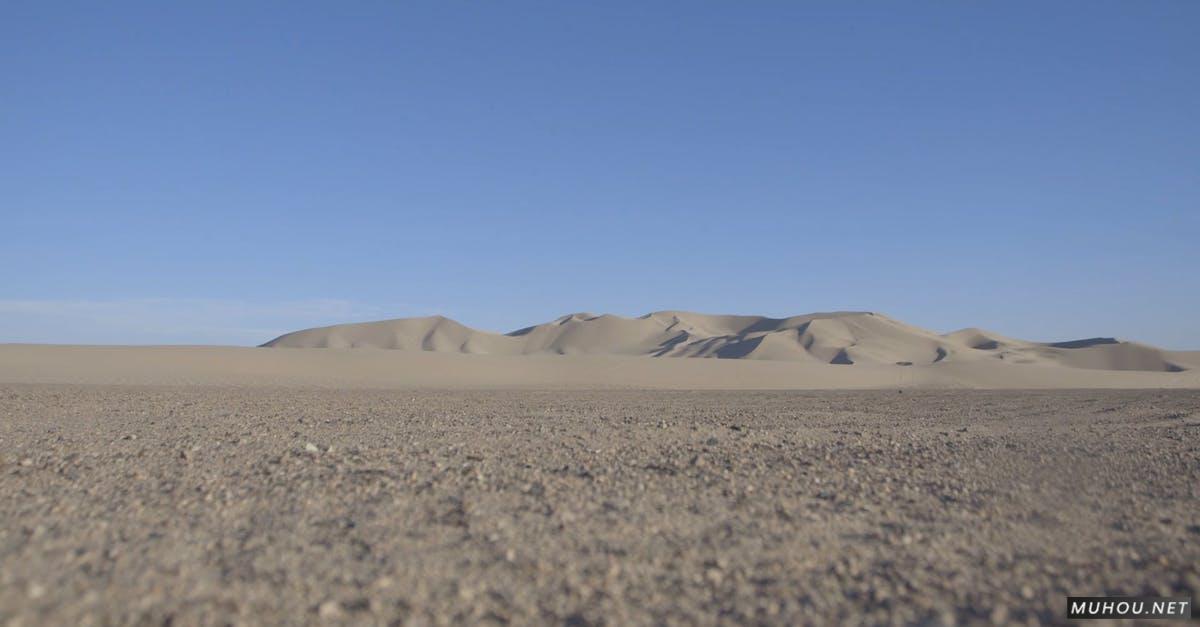 沙漠中的越野跑车车手 · 免版权视频素材插图