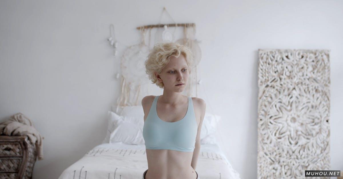 女人穿运动内衣伸展她的身体4k免版权视频素材插图