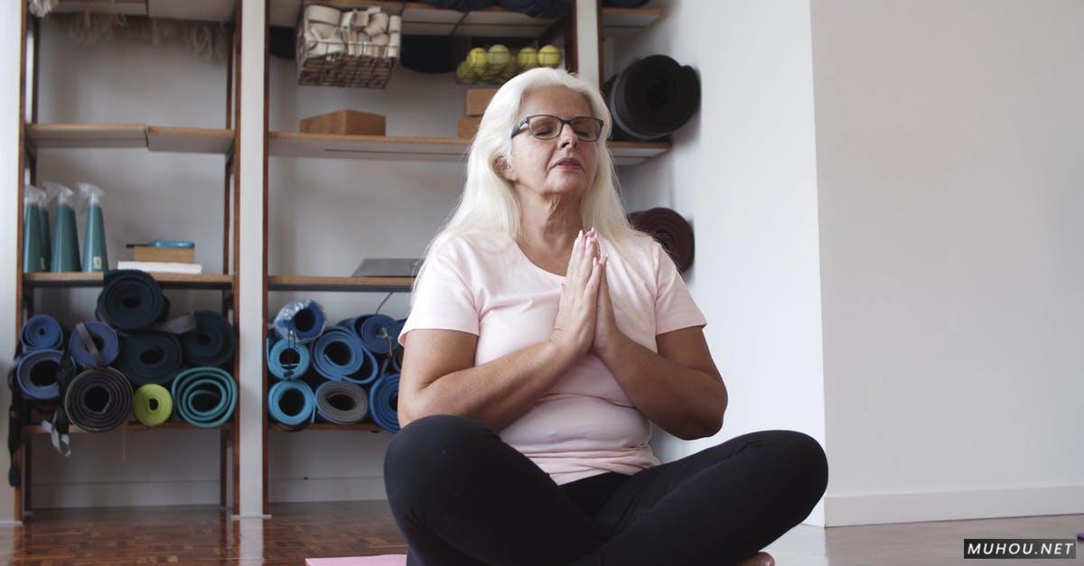 老年妇女冥想和练习瑜伽 · 免版权视频素材插图