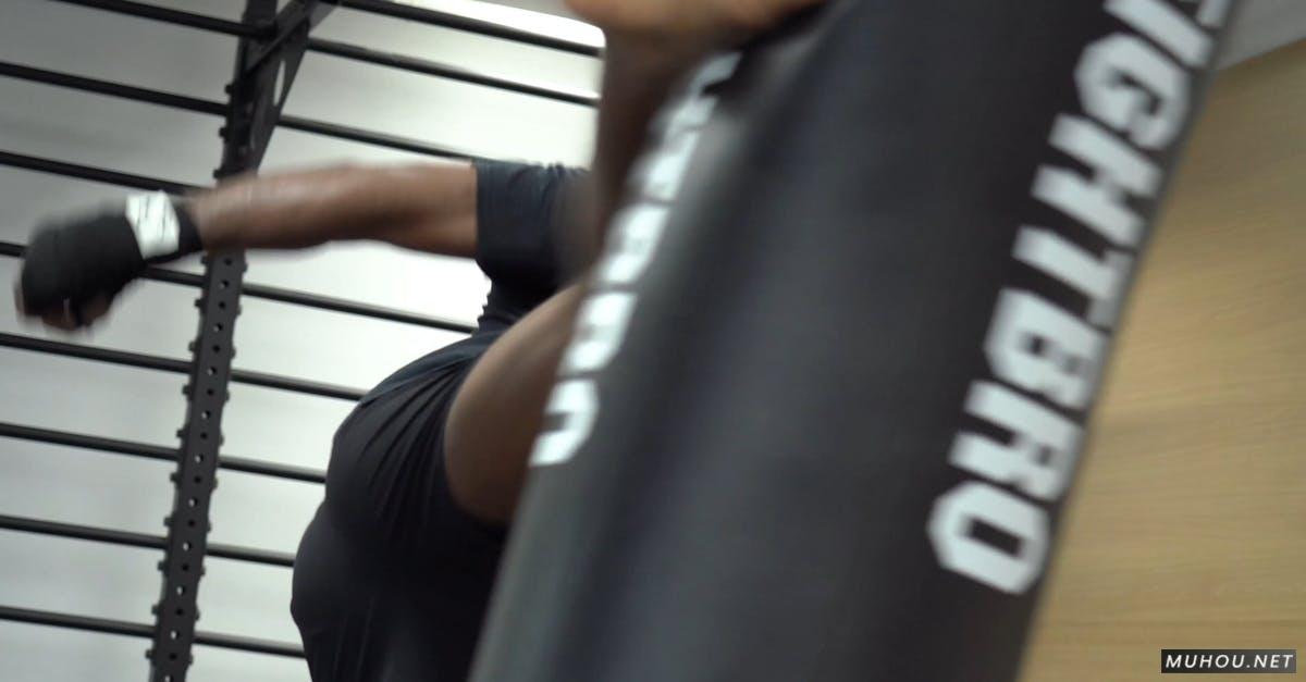 健身中心慢动作踢打沙袋4k高清CC0视频素材插图