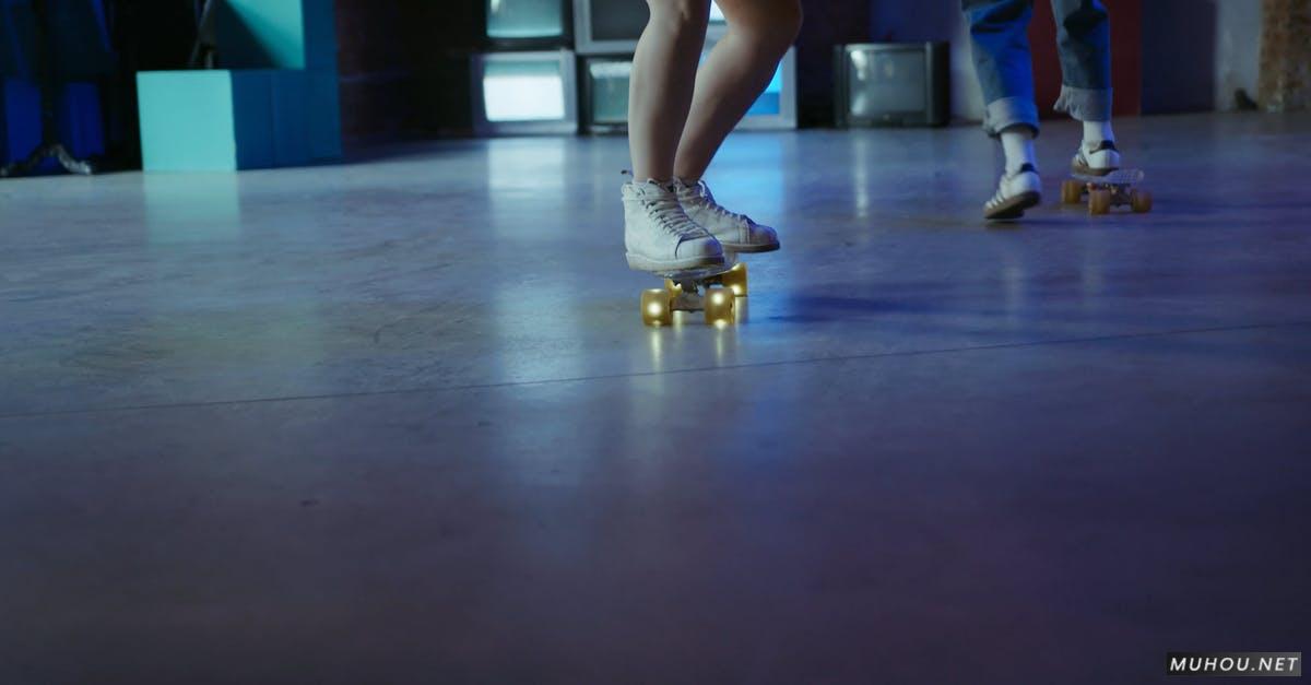 不露面的蓝色牛仔裤滑板运动4k高清CC0视频素材插图