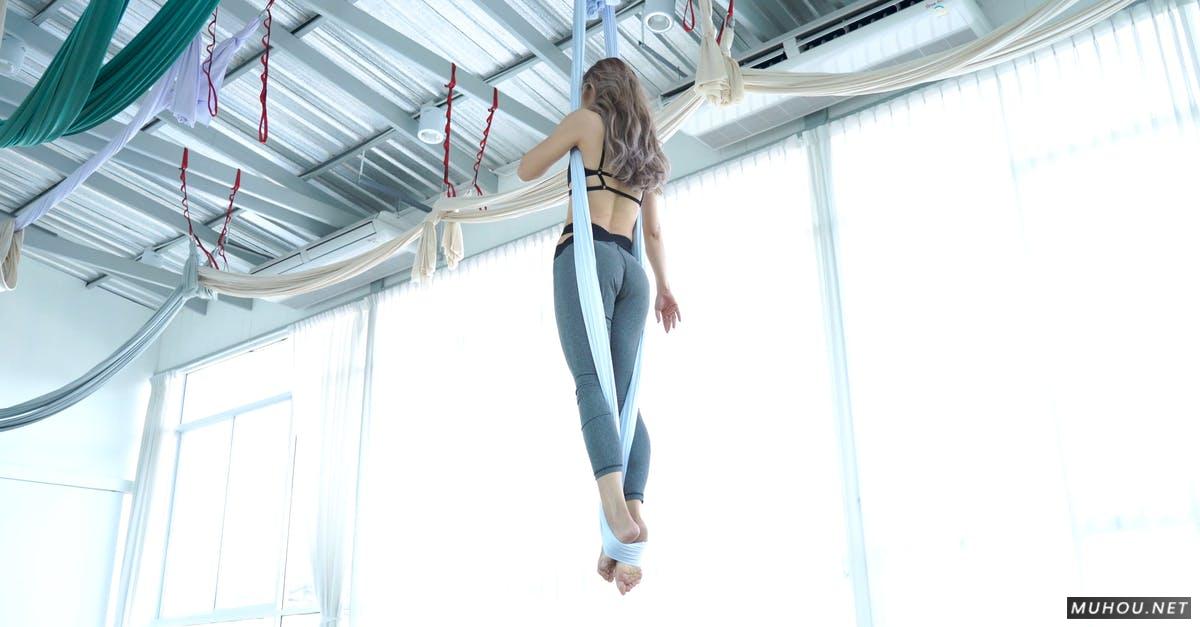 女人瑜伽空中锻炼4k高清CC0视频素材插图