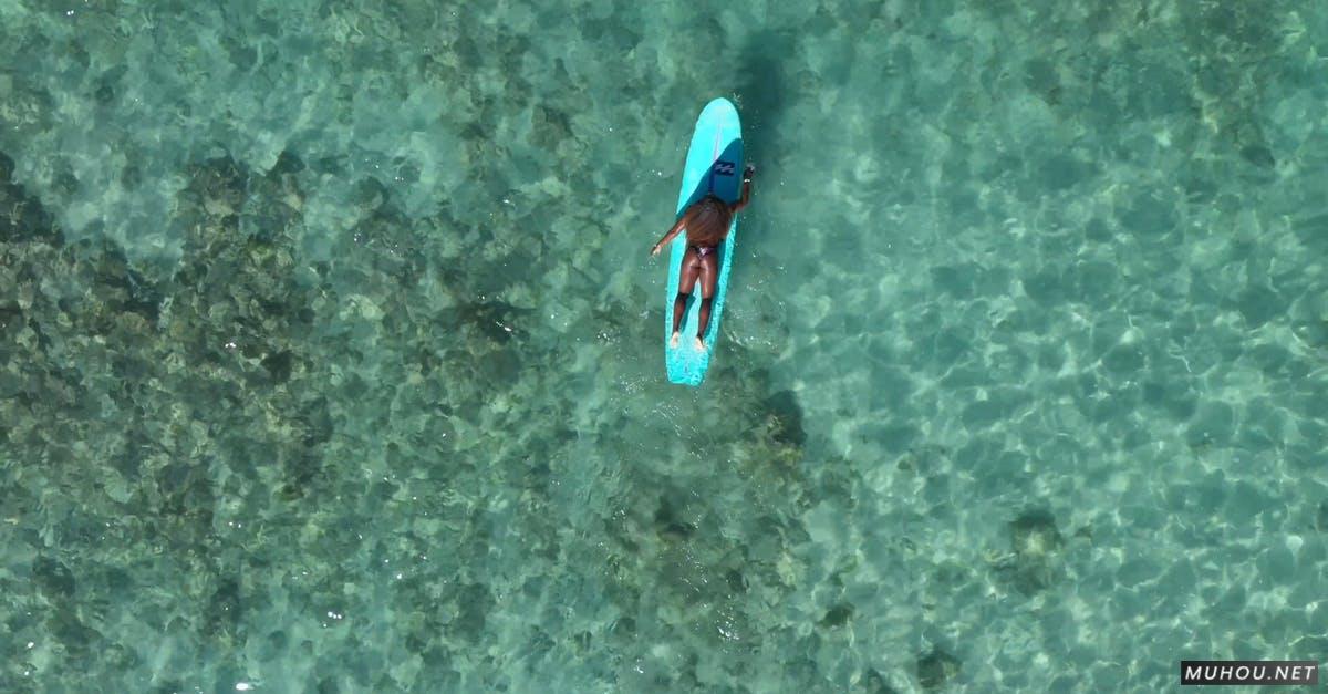 女人躺在大海水面划船4k高清CC0视频素材