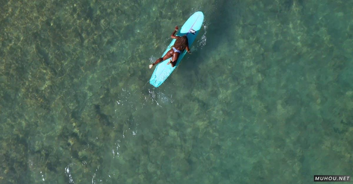 帆船冲浪女人大海中划船高清CC0视频素材插图