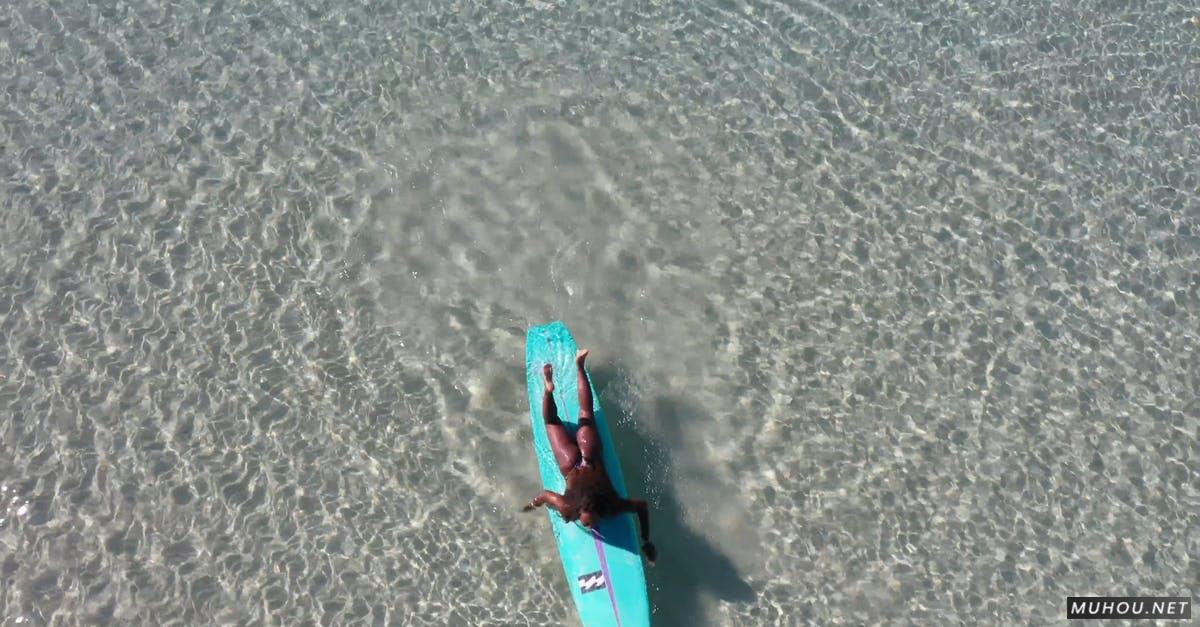 航拍女人在清澈水面划船4k高清CC0视频素材插图